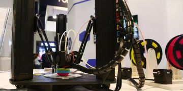 Ein 3D-Drucker an einer Technikmesse.