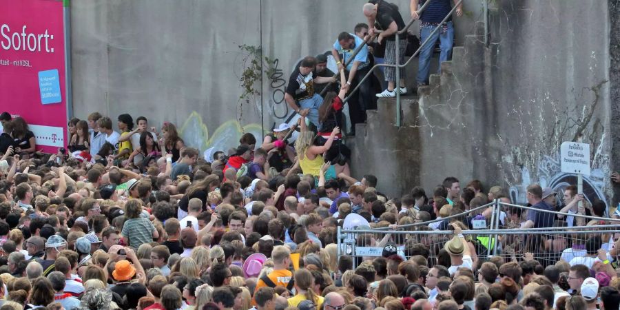 Kurz vor dem Unglück bei der Loveparade am 24.07.2010 beim Tunnelausgang in Duisburg