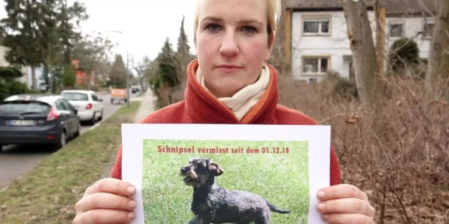 Maxi Schwebig, Tochter der Hundehälterin, organisiert die Suche nach dem vermissten Dackel «Schnipsel». Foto: Sven Braun