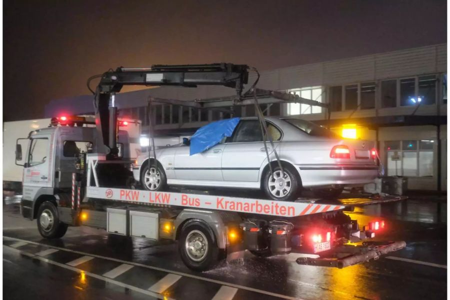 Ein Auto wird auf dem Flughafen abtransportiert.