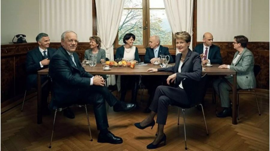 Der Gesamtbundesrat (von links nach rechts): Bundesrat Didier Burkhalter, Bundesrat Johann N. Schneider-Ammann (Vizepräsident), Bundesrätin Eveline Widmer-Schlumpf, Bundesrätin Doris Leuthard, Bundesrat Ueli Maurer, Bundespräsidentin Simonetta Sommaruga, Bundesrat Alain Berset, Bundeskanzlerin Corina Casanova.