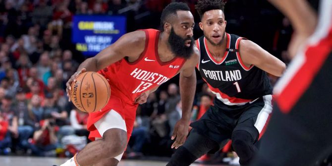 James Harden dribbelt im Spiel gegen die Trail Blazers.