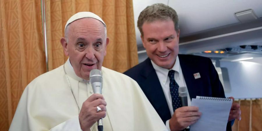 Papst Franziskus und Greg Burke