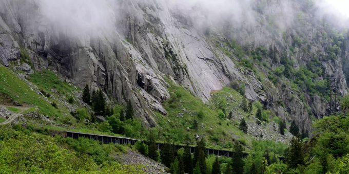 Ein Steinschlag hat die Gotthardstrasse verschüttet. gotthard