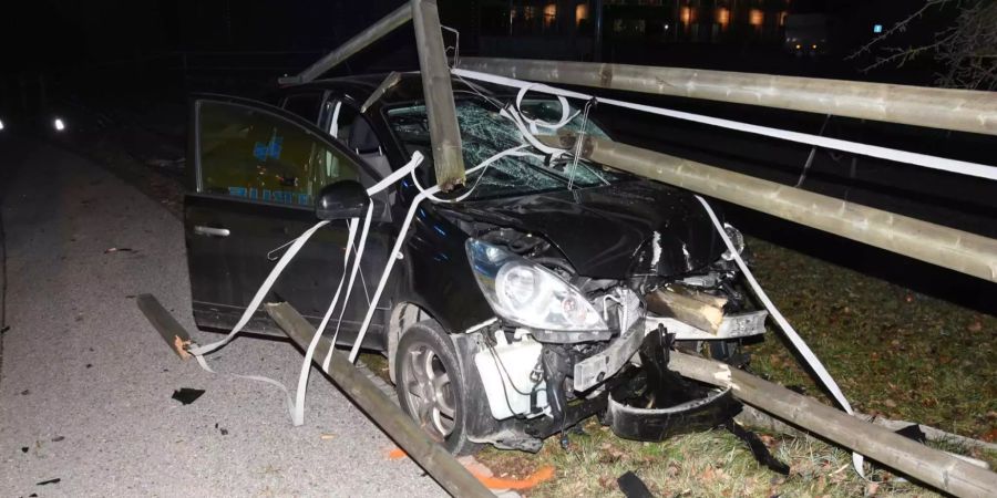 Die Holzlatten haben das Auto durchbohrt.