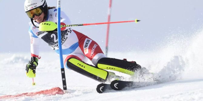 Wendy Holdener fährt im Slalom.