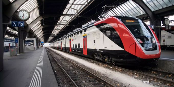 Ein Mann hatte im Mai 2021 eine Frau am Hauptbahnhof Zürich vor einen einfahrenden Zug gestossen (Symbolbild). SBB Bombardier