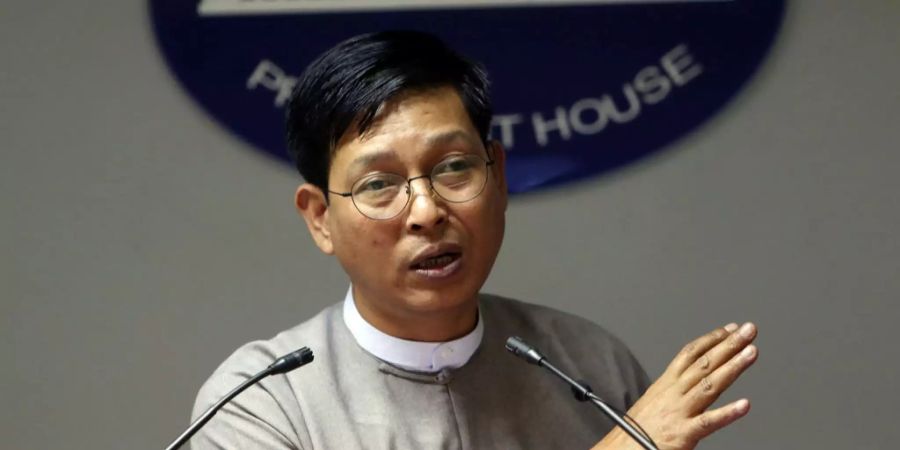 Zaw Htay kommuniziert mit Medien.