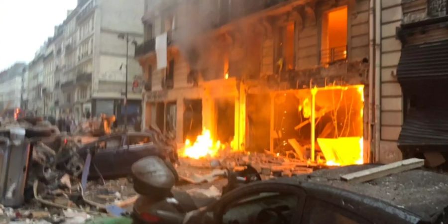 Eine heftige Explosion erschüttert Paris.