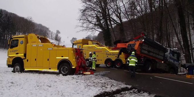 Frontalkollision zwischen Sarmenstorf und Seengen (Rügel) um 8.10 Uhr. Eine Person leicht verletzt. Beide Autos Totalschaden. Frontalkollision zwischen Sarmenstorf und Seengen um 8.10 Uhr.