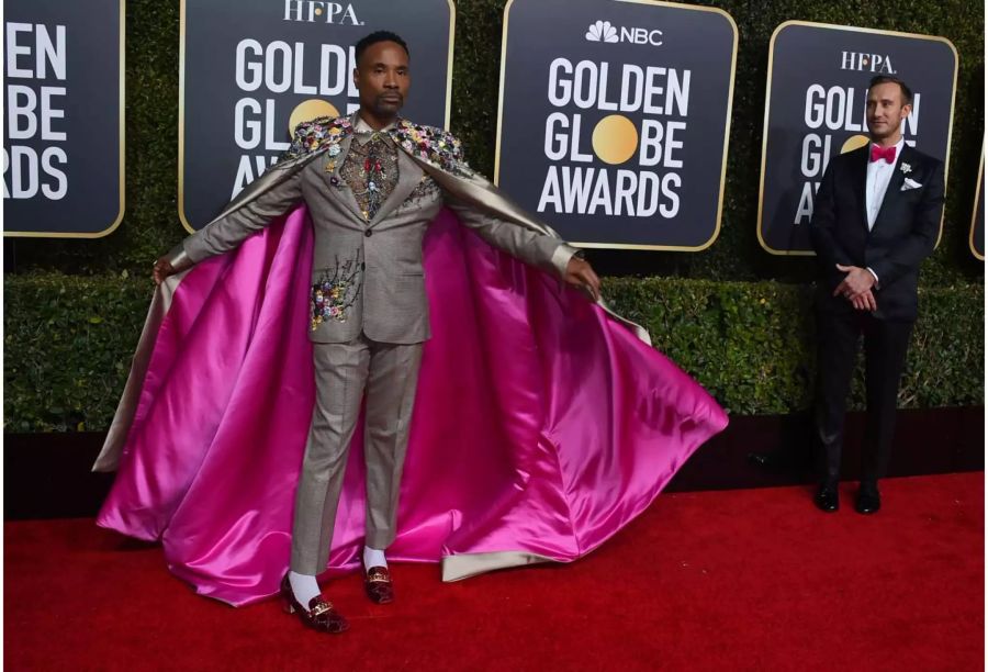 Er war wohl der schrillste Vogel an den Golden Globes: Serien-Darsteller Billy Porter (49) überraschte auf dem roten Teppich mit einem gewagten Cape: aussen ist das gute Stück mit Blumen bestickt, innen besticht es mit pinkem Stoff.