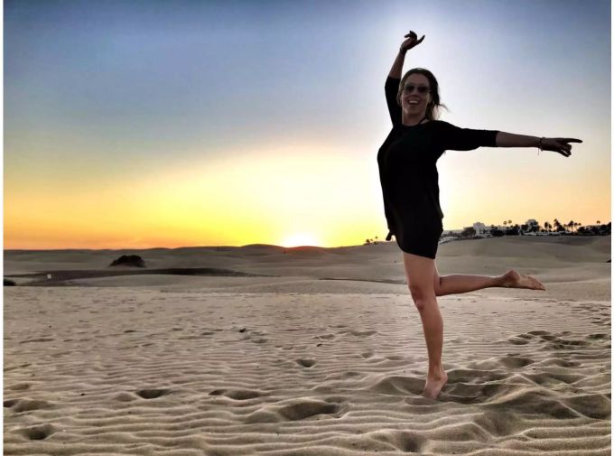 Hier lacht «Sara machts»-Moderatorin Sara Bachmann noch am Strand von Gran Canaria, gleich erfährt sie, dass ihr Flugzeug erst um 2 Uhr nachts abfliegt. Sara machts