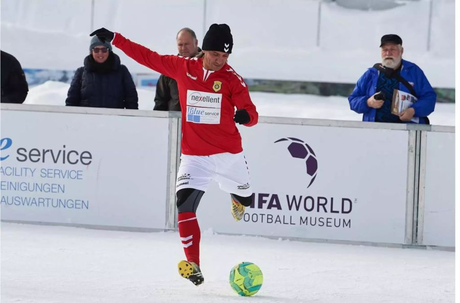 Hakan Yakin im Einsatz für an der Snow Football WM in Arosa GR.