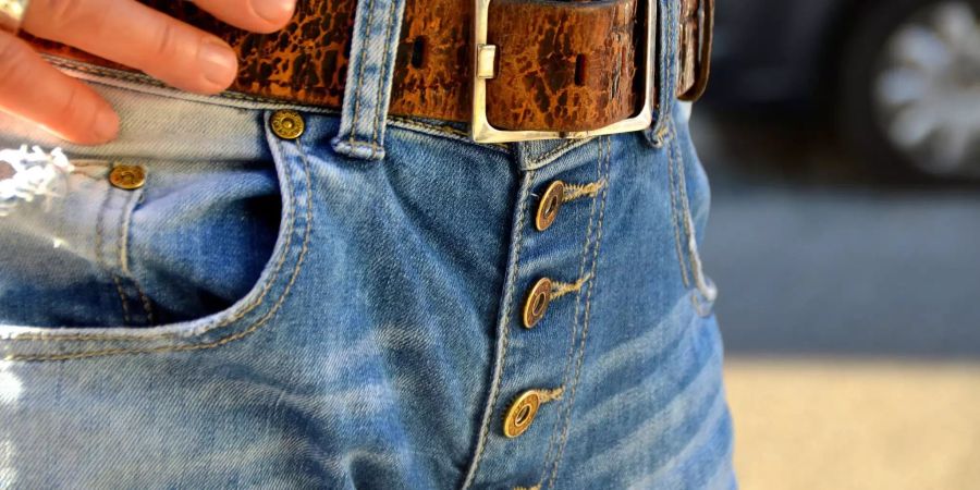 Ein Mann in Jeans.