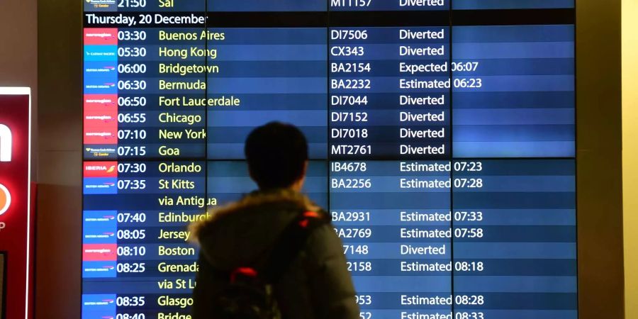 Die Ankunftstafel am Flughafen Gatwick zeigt verspätete und umgeleitet