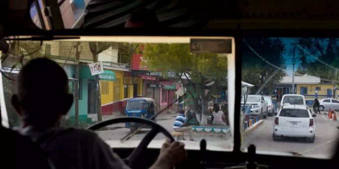 Ein Busfahrer in Honduras fährt seinen Bus.