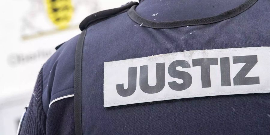 Ein Justizbeamter