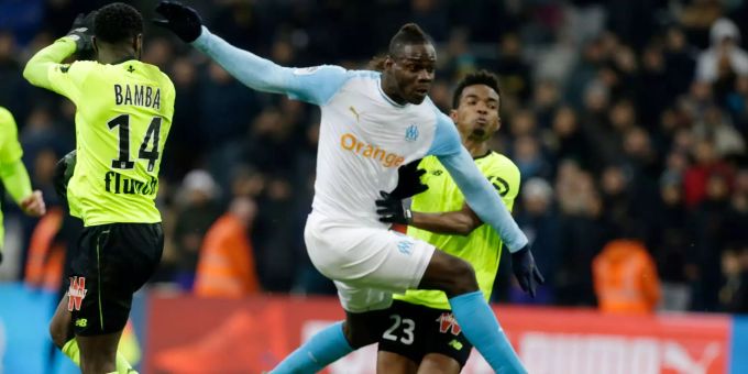 Mario Balottelis Treffer zum 1:2 kommt zu spät. Mario Balotelli
