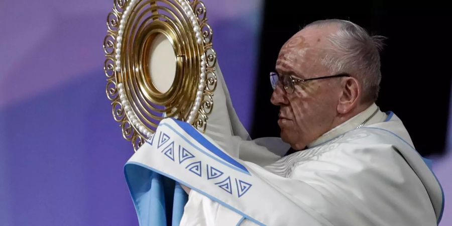 Papst Franziskus hält eine Monstranz bei einer liturgischen Feier