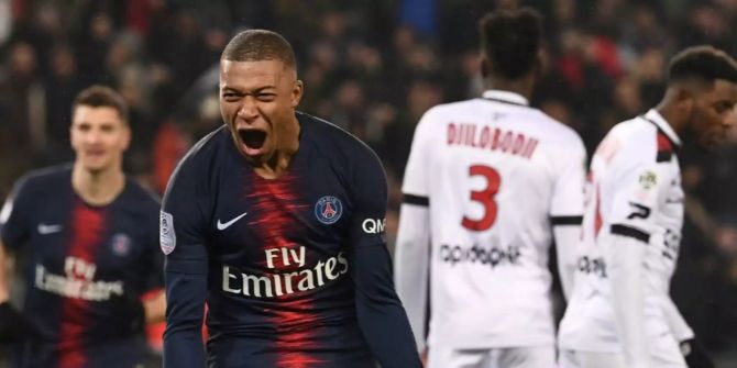 Kylian Mbappe freut sich über ein Tor.