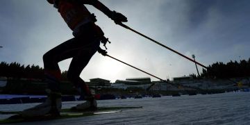Eine Biathletin beim Training.