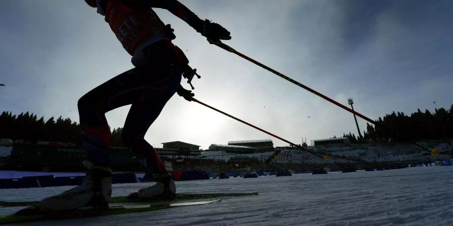 Eine Biathletin beim Training.