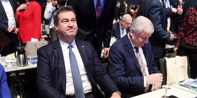 Markus Söder (l) und Horst Seehofer sitzen beim einem CSU-Sonderparteitag nebeneinander. Markus Söder (l) und Horst Seehofer bei einem CSU-Sonderparteitag.