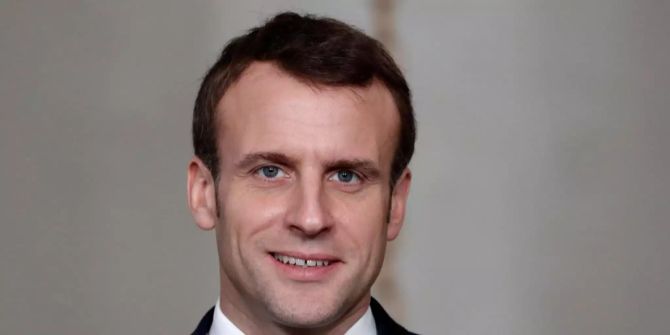 Emmanuel Macron sieht in die Kamera.