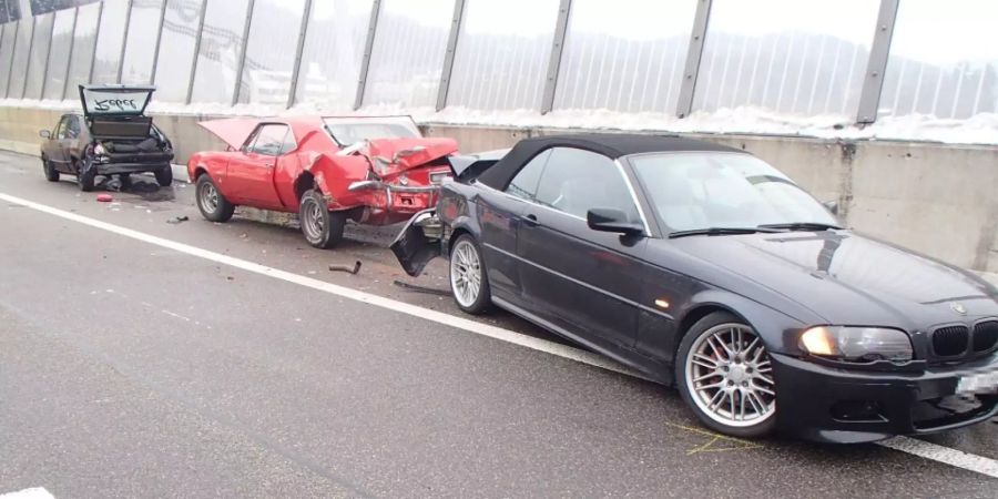 Drei Autos nach einem Unfall.