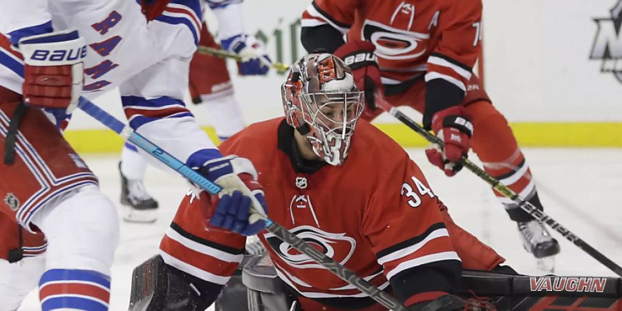 Carolinas tschechischer Goalie Petr Mrazek parierte beim wichtigen Auswärtssieg der Hurricanes in New York sämtliche 27 Schüsse auf sein Tor