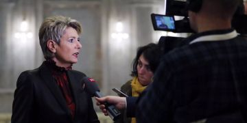 Bundesrätin Karin Keller-Sutter spricht vor Journalisten.