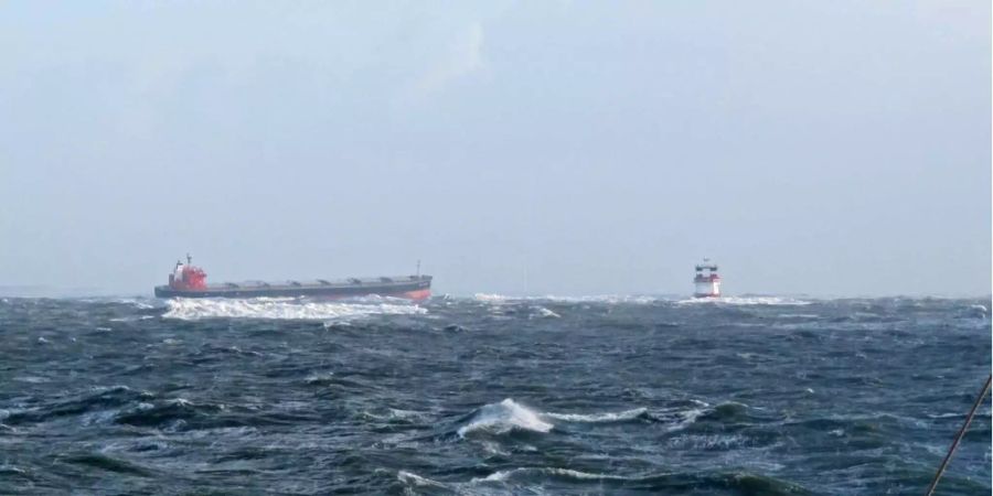 In der Nordsee ist durch den Sturm ein Frachter auf Grund gegangen. Die 22 an Bord blieben unverletzt.