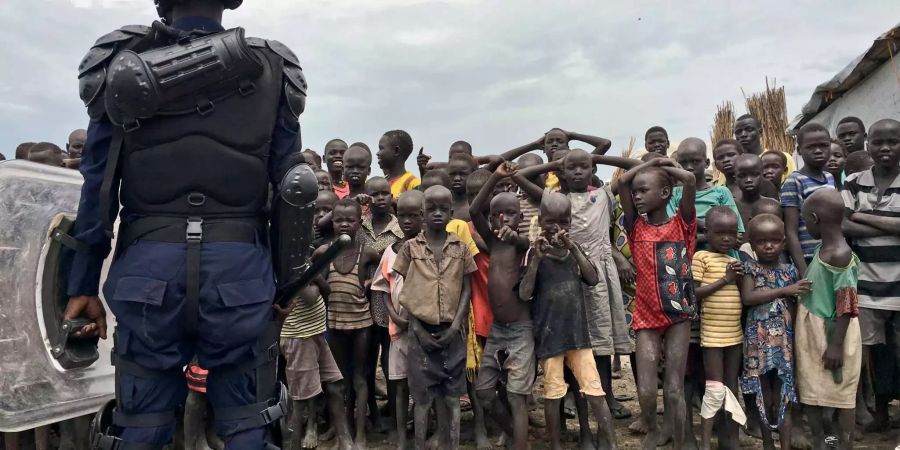 Organisationen helfen den befreiten Kindersoldaten sich wieder integrieren zu können. (Symbolbild)