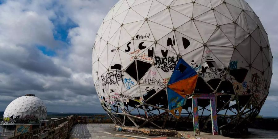 Wolken ziehen am Turm der ehemaligen Abhörstation auf dem Teufelsberg in Berlin.