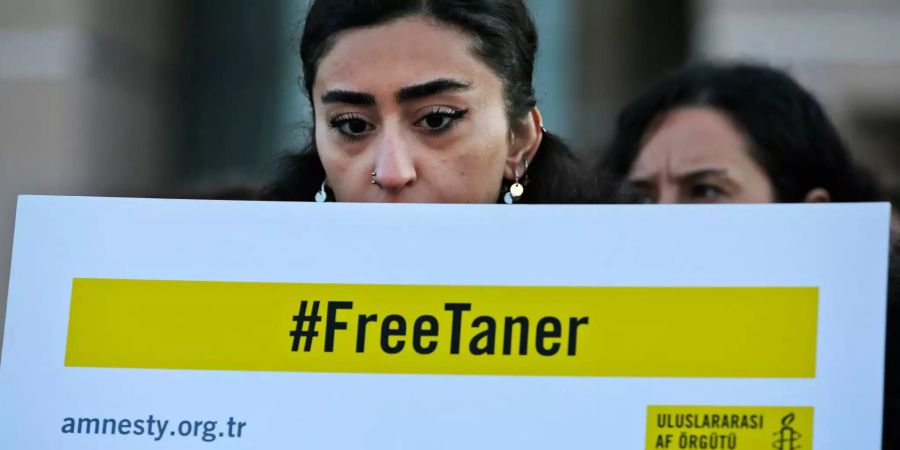 Menschenrechtsaktivisten protestieren vor einem Gericht in Istanbul (TUR) gegen das Verfahren gegen elf Menschenrechtler, denen Mitgliedschaft in einer bewaffneten Terrororganisation vorgeworfen wird. Auf den Plakaten fordern sie die Freilassung von Taner Kilic, dem Vorsitzenden von Amnesty International, der im Juni 2017 verhaftet worden ist.