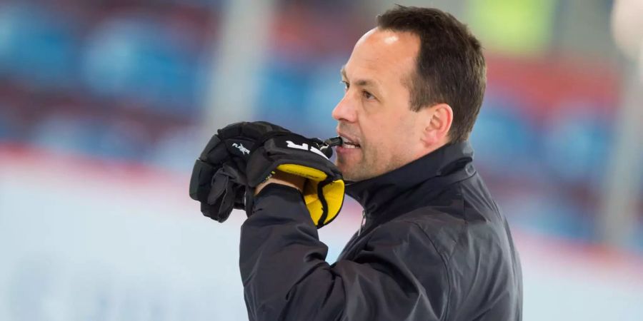 Marco Sturm leitet ein Training der deutschen Eishockey-Nationalmannschaft.