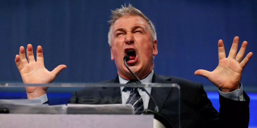 Alec Baldwin spricht an während einer Gala der Demokraten in Des Moines, Iowa (US).