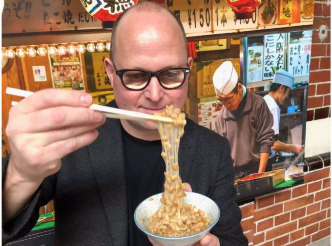 Kurator Samuel West vom Disgusting Food Museum im schwedischen Malmö zeigt eine Kostprobe des japanischen Gerichts Natto. Viele Japaner schwören auf die mit einem Bakterium fermentierten Sojabohnen. Ein Mann isst Natto, fermentierte Sojabohnen.