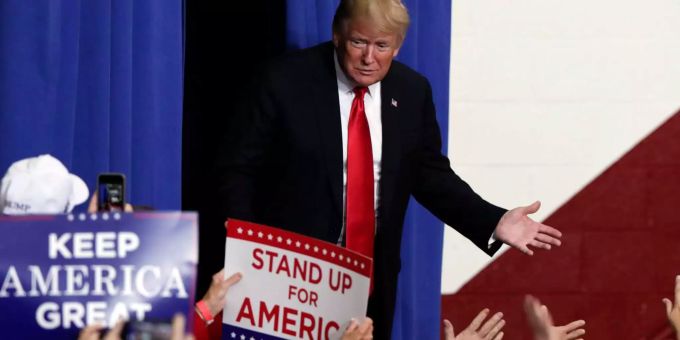 US-Präsident Donald Trump betritt die Bühne, um bei einer Wahlkampfkundgebung in Indianapolis zu sprechen. Midterms - Donald Trump
