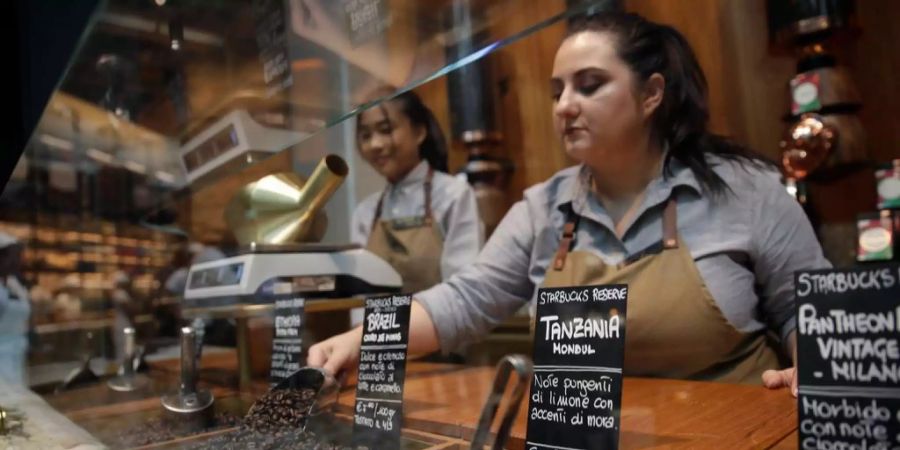 Angestellte arbeiten in Italiens erstem Starbucks-Café.