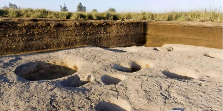 Dieses vom ägyptischen Antiquitätenministerium zur Verfügung gestellte Bild zeigt eines der ältesten Dörfer, das jemals im Nildelta ausgegraben wurde.