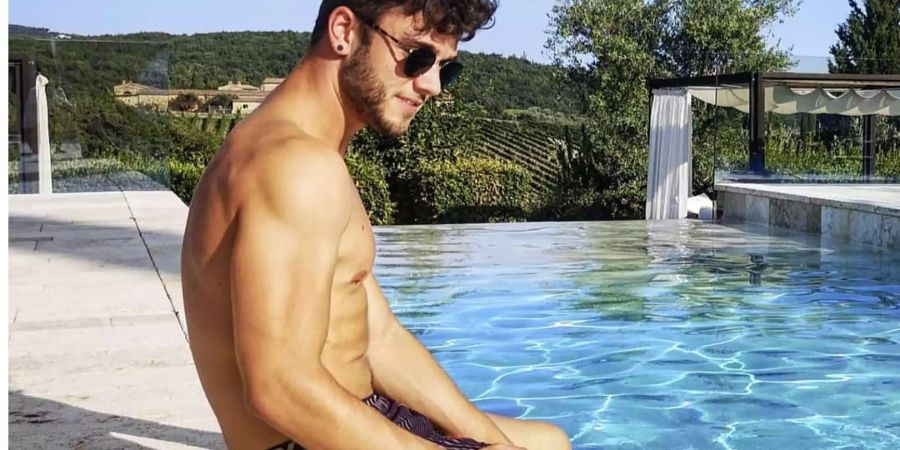 Luca Hänni sünnelet am Pool in Italien, der 23-jährige ist nun wieder Single.