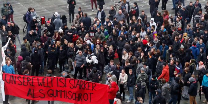 Mit Pyro gegen Sexismus - Unbewilligte Antifa-Demo verlief friedlich