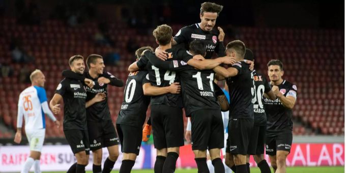 Die Spieler vom FC Thun jubeln nach einem Tor. Die Spieler vom FC Thun jubeln nach einem Tor.