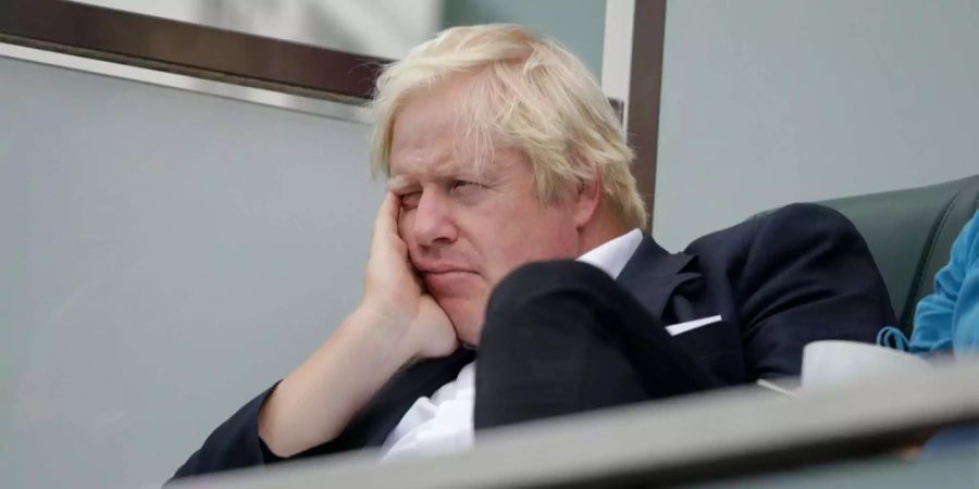 Der ehemalige Aussenminister Boris Johnson sitzt mit fast geschlossenen Augen vor einem Cricket-Testspiel.