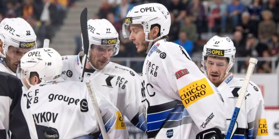 Die Spieler von Fribourg feiern den 3:2-Siegestreffer gegen Biel.