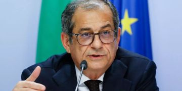 Wirtschaftsminister von Italien, Giovanni Tria, spricht während einer Pressekonferenz in Brüssel.