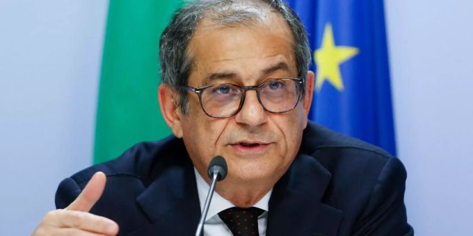 Wirtschaftsminister von Italien, Giovanni Tria, spricht während einer Pressekonferenz in Brüssel. Wirtschaftsminister von Italien, Giovanni Tria, spricht während einer Pressekonferenz in Brüssel.