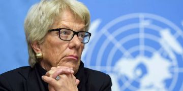 Carla Del Ponte spricht an einer Pressekonferenz.