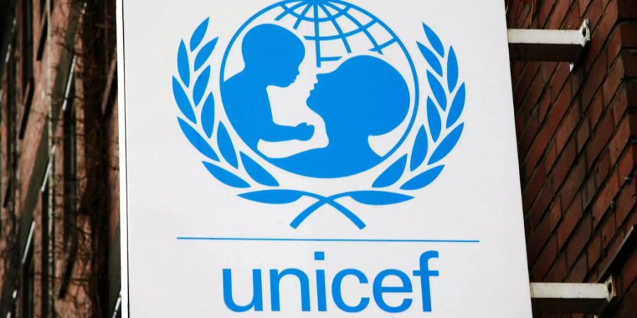 Das Logo der Unicef an einer Niederlassung in Köln.